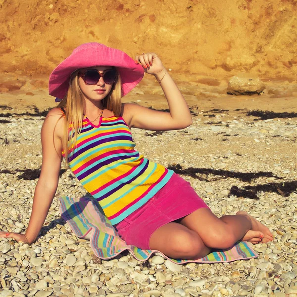 Girl on the beach in a pink hat. — Stock Photo, Image