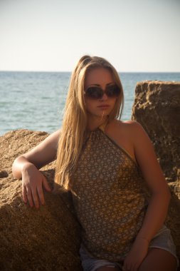 Kız niteliğine kayaların arasındaki