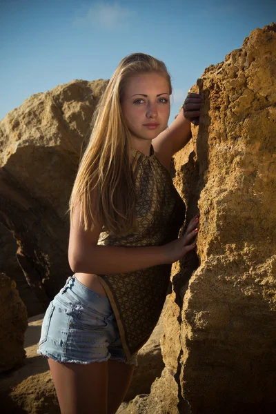 Girl among the rocks on the nature — Stock Photo, Image