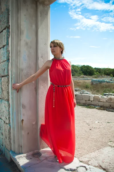 Kırmızılı Kadın