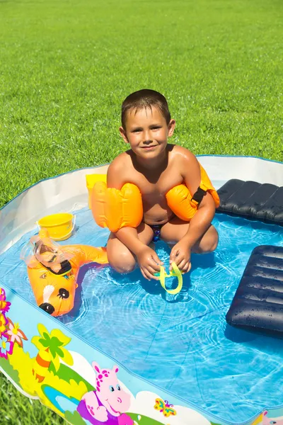 Ragazzino in piscina — Foto Stock