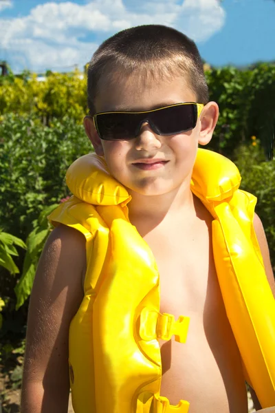 Malý chlapec v záchranných vest — Stock fotografie