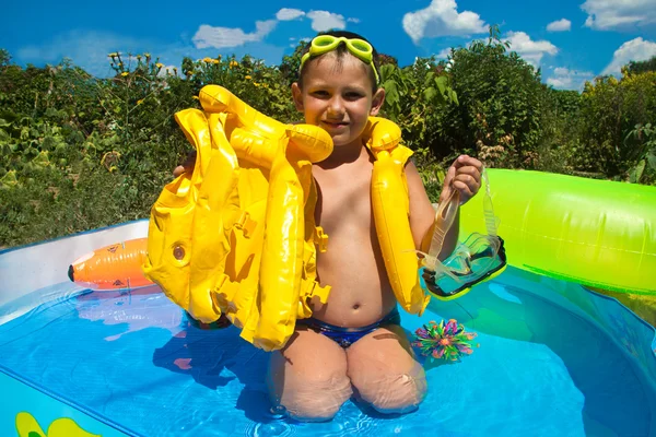 Kleine jongen in een zwemvest Rechtenvrije Stockfoto's