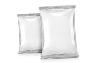 iki beyaz boş çanta ambalaj. folyo paket. metal paketi. tasarımınız için hazır. Beyaz arka plan üzerinde izole