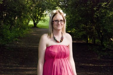 güneşli bir günde bir alanda güzel esmer