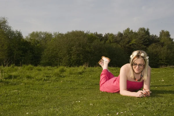 Schöne Brünette auf einem Feld an einem sonnigen Tag — Stockfoto