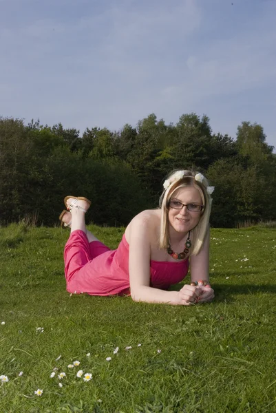 Piękna brunetka w polu w słoneczny dzień — Zdjęcie stockowe