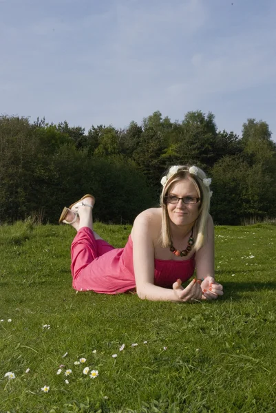 Krásná brunetka v poli za slunečného dne — Stock fotografie