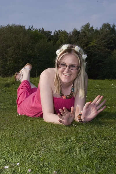 Schöne Brünette auf einem Feld an einem sonnigen Tag — Stockfoto