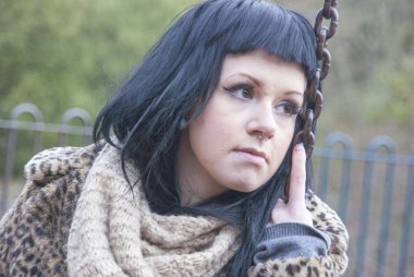 Alternatif model salıncakta oturdun.