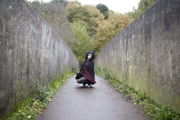 Modelo alternativo na ponte no vestido — Fotografia de Stock