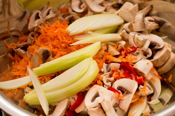 Surowe warzywa, cebula, marchew, papryka, pieczarki, — Zdjęcie stockowe