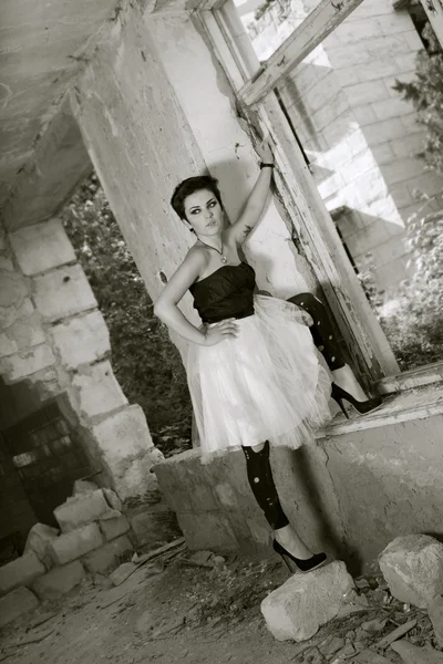 Güzel bir kız bir tuğla duvara — Stok fotoğraf
