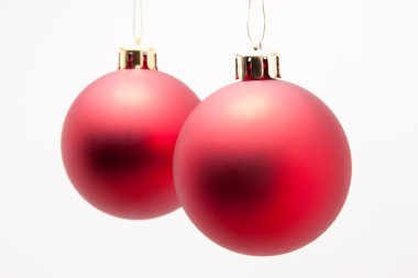 Beyaz arka planda Kırmızı Noel Baloları