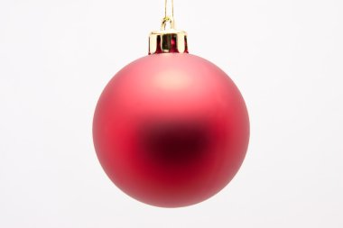 Beyaz arka planda Kırmızı Noel Baloları