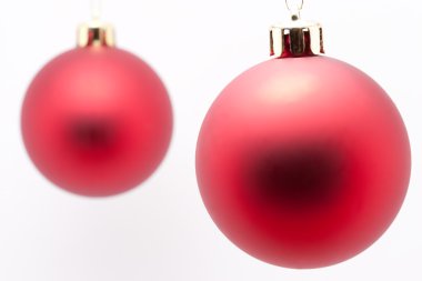 Beyaz arka planda Kırmızı Noel Baloları