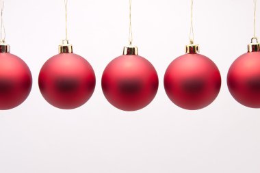 Beyaz arka planda Kırmızı Noel Baloları