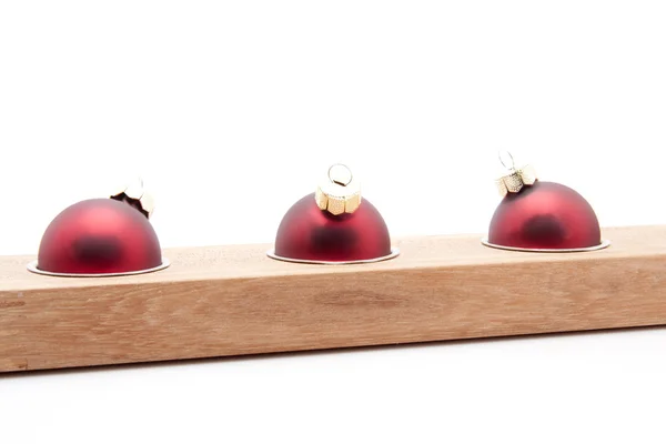 Bolas rojas de Navidad sobre fondo blanco — Foto de Stock