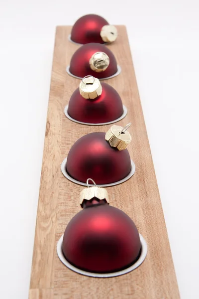 Boules de Noël rouges sur fond blanc — Photo