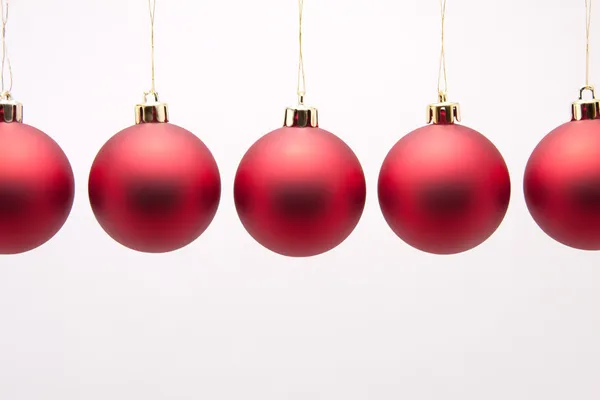 Rode Kerstballen op witte achtergrond — Stockfoto