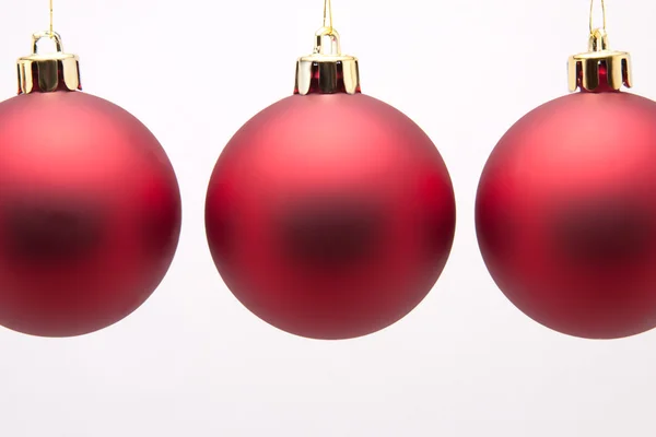 Bolas rojas de Navidad sobre fondo blanco — Foto de Stock