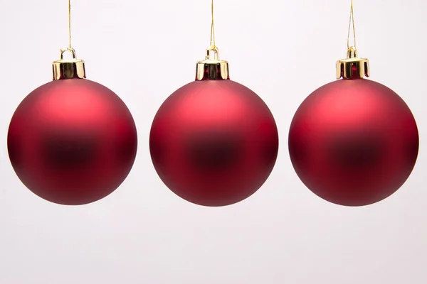 Bolas rojas de Navidad sobre fondo blanco — Foto de Stock