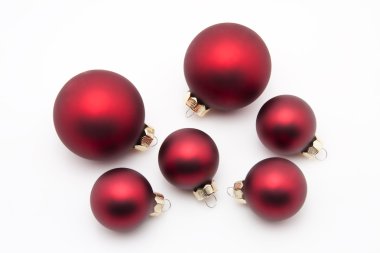 Beyaz arka plan üzerinde izole altı kırmızı Noel toplarıyla