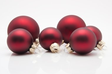 Beyaz arka plan üzerinde izole altı kırmızı Noel toplarıyla