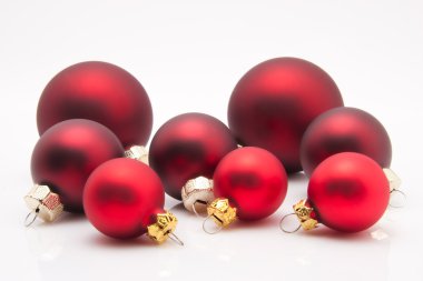 demet izole beyaz zemin üzerine kırmızı Noel topları