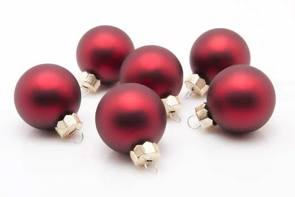 Lot de six boules de Noël rouges isolées sur fond blanc — Photo