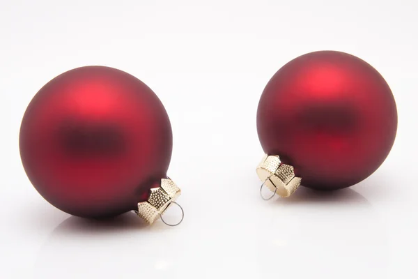 iki kırmızı Noel topları beyaz zemin üzerine izole