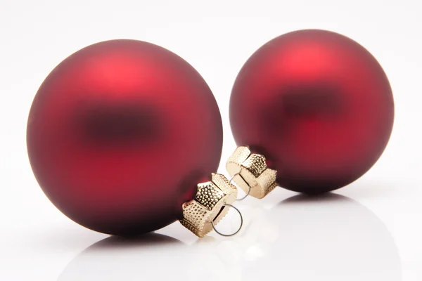 Due palle di Natale rosse isolate su sfondo bianco — Foto Stock