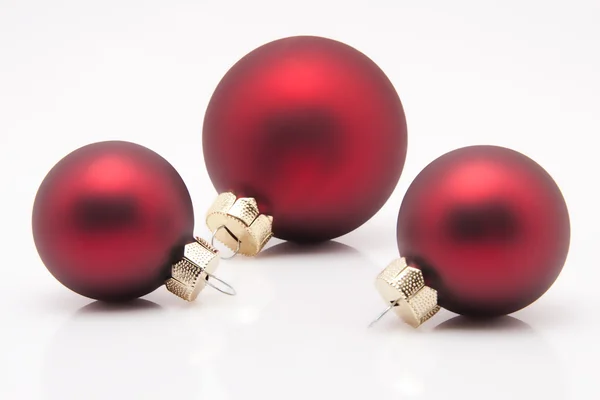 Três bolas de Natal vermelho isolado no fundo branco — Fotografia de Stock