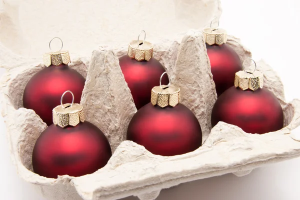 yumurta beyaz zemin üzerine izole kırmızı Noel topları ile altı paketi kutusu