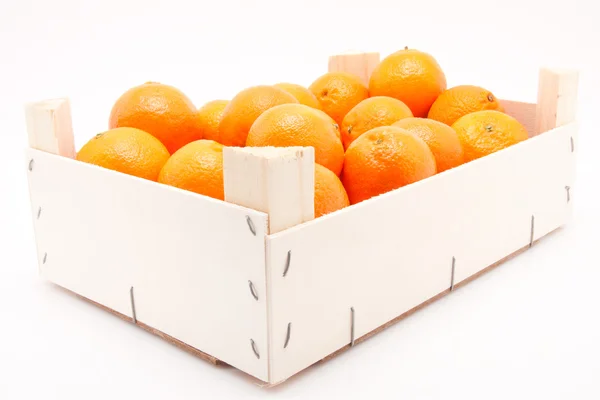 wodden kutu beyaz zemin üzerine mandalina dolu