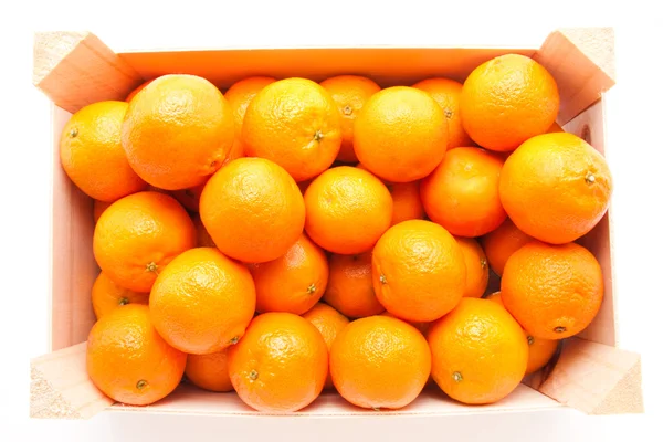 Wodden krabice plné mandarinky na bílém pozadí — Stock fotografie