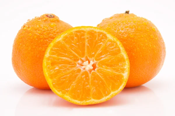 waterdrops beyaz zemin üzerine mandalina