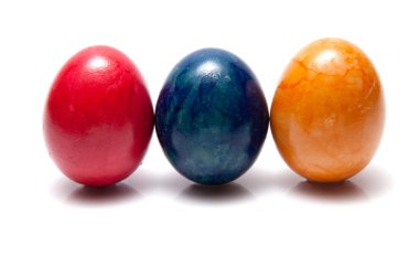 Beyaz arkaplanda izole edilmiş renkli paskalya yumurtaları