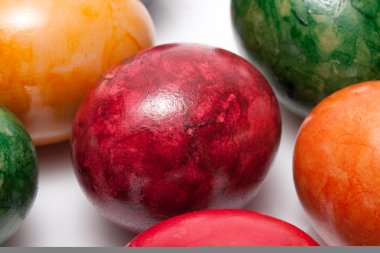 Beyaz arkaplanda izole edilmiş renkli paskalya yumurtaları