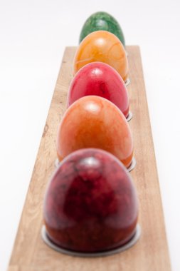 Beyaz arka plan üzerinde satır renkli Paskalya yumurtaları