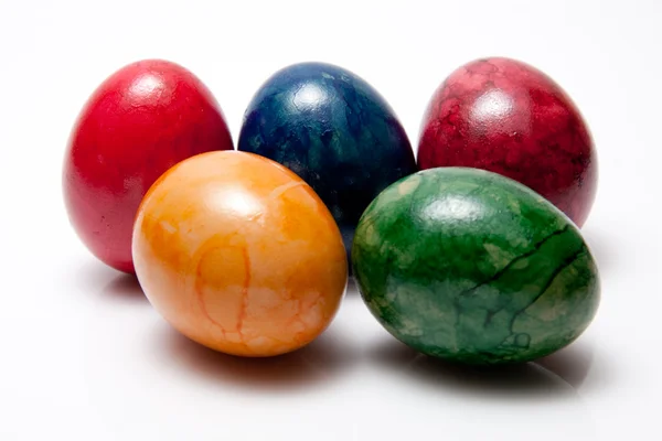 Huevos de Pascua coloridos aislados sobre fondo blanco — Foto de Stock