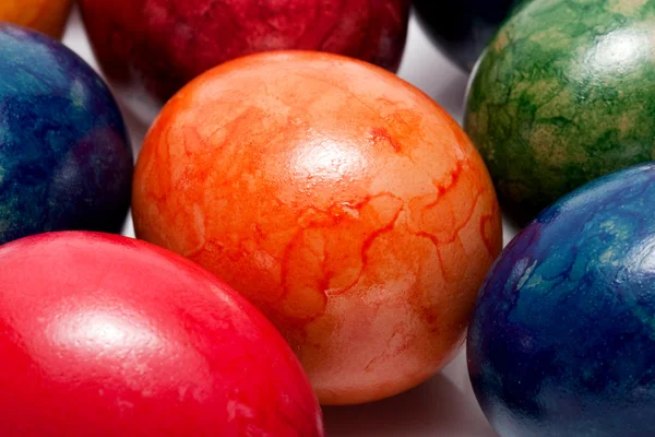 Oeufs de Pâques colorés isolés sur fond blanc — Photo