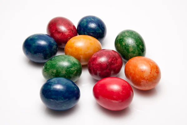 Huevos de Pascua coloridos aislados sobre fondo blanco —  Fotos de Stock