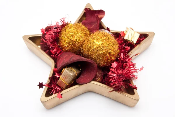 Gwiazda kształt naczynia z Boże Narodzenie bańki i świątecznych dekoracji — Zdjęcie stockowe