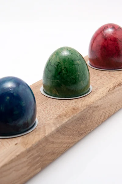 Fila de coloridos huevos de Pascua sobre fondo blanco —  Fotos de Stock