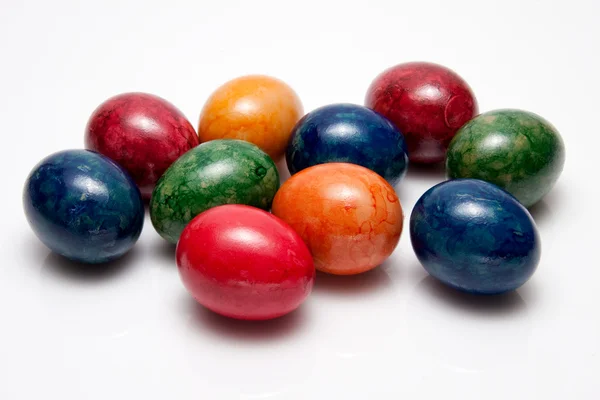 Oeufs de Pâques colorés isolés sur fond blanc — Photo