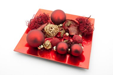 Noel topları ve beyaz ba izole Noel dekorasyonu ile kırmızı çanak