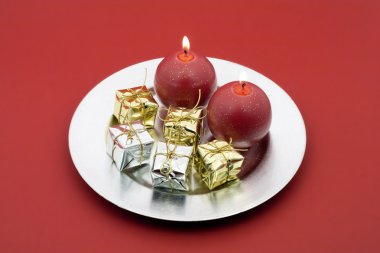 Noel topları ve Noel dekorasyonu ile yuvarlak gümüş tabak