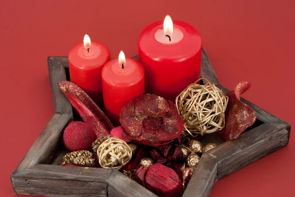 Piatto a forma di stella con candele rosse e decorazione natalizia — Foto Stock