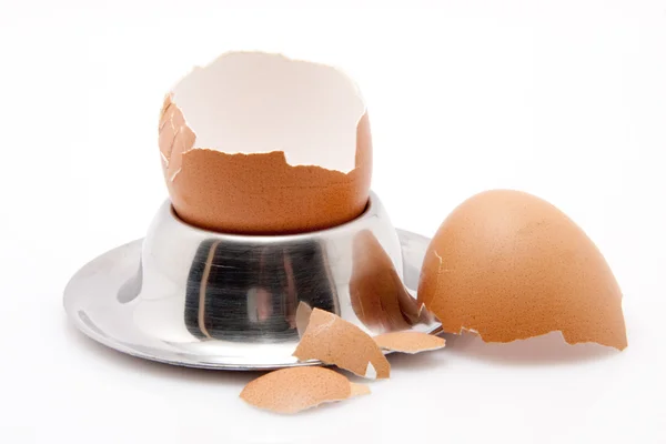 Разбитая скорлупа яйца с яйцом на белом фоне — стоковое фото